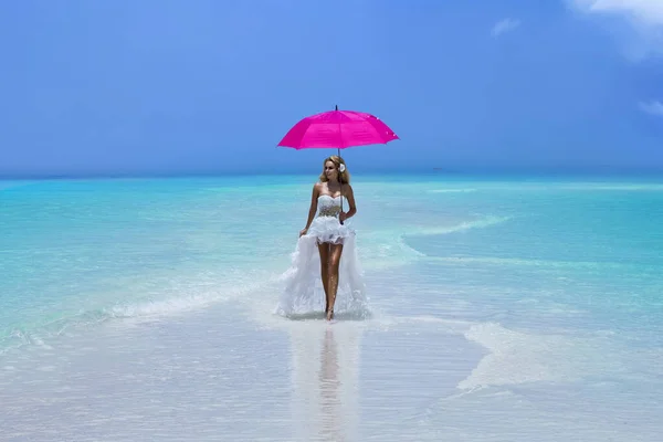 Bruid Het Strand Stijlvolle Vrouw Elegante Trouwjurk Houdt Roze Paraplu — Stockfoto