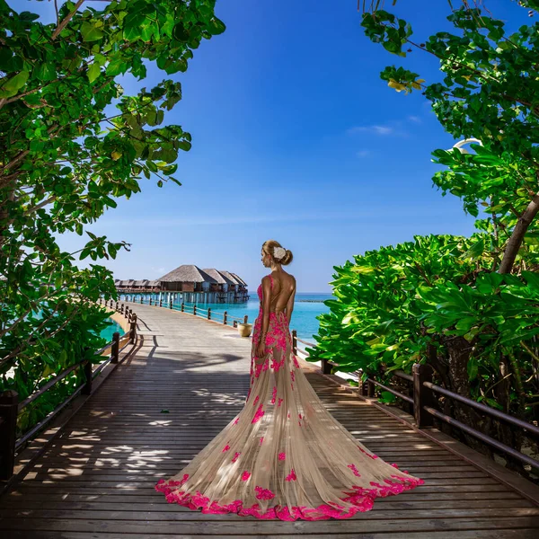 Elegantes Mode Model Atemberaubendem Langen Kleid Posiert Sandstrand Der Malediven — Stockfoto