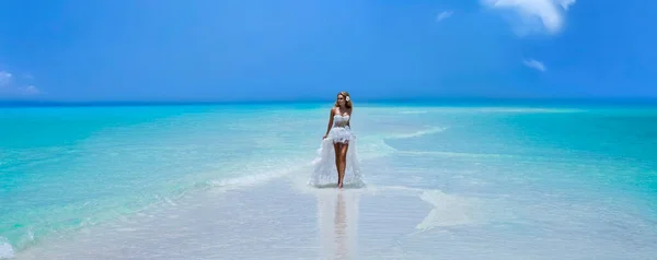Невеста Пляже Стильная Модель Элегантном Длинном Платье Мальдивском Пляже Элегантность — стоковое фото