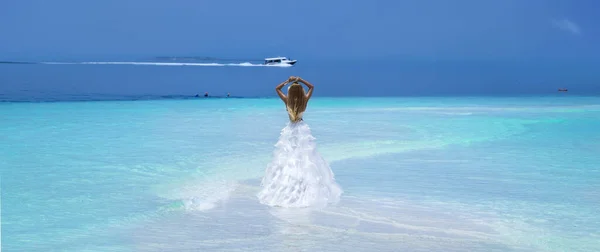 Bride Beach Stylish Female Model Elegant Long Gown Dress Maldives — Stockfoto