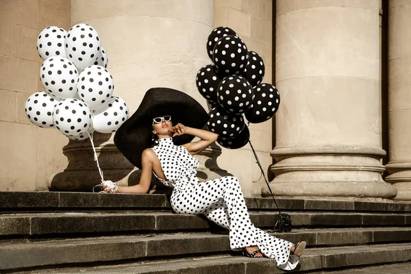 Άνοιξη Καλοκαιρινή Μόδα Glamour Κομψό Κομψή Γυναίκα Polka Dot Jumpsuit — Φωτογραφία Αρχείου