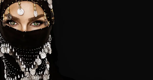 Портрет Арабської Принцеси Прекрасний Арабський Жіночий Портрет Білому Тлі Молода — стокове фото