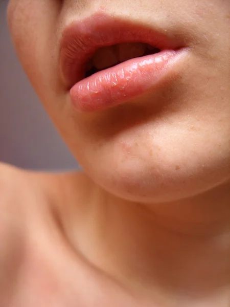 Крупный план женских губ — стоковое фото