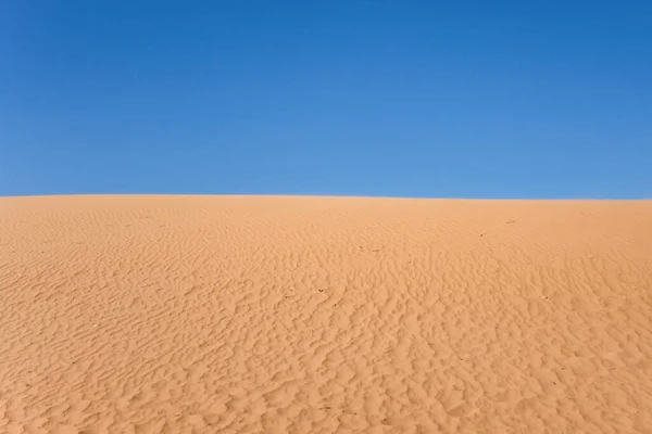 Wellenförmige Sanddünen Und Blauer Himmel Hintergrund Wüstenlandschaft Sandige Wellen Die — Stockfoto