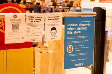 Sydney, Avustralya 2021-08-30 zorunlu COVID Güvenli QR-kodu NSW 'daki tüm kapalı mekanları kontrol edin. Woolworths süpermarketinde QR kodu ile imzala.