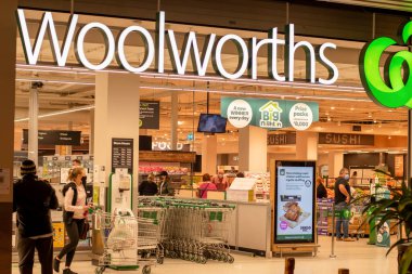 Sydney, Avustralya 2021-08-30 zorunlu COVID Güvenli QR-kodu NSW 'daki tüm kapalı mekanları kontrol edin. Woolworths süpermarketinde QR kodu ile imzala.