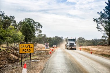 Avustralya 'daki Gravel Yolu' nda yol çalışması. Nerriga Yolu 'nda yol yapımı, NSW
