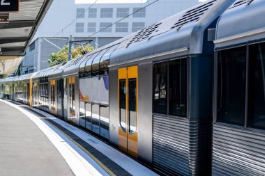 Sidney, New South Wales, Avustralya 'daki boş istasyonda yolcu treni. Toplu taşıma