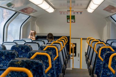 Sydney, Austraia 2021-10-17 Covid-19 salgını sırasında neredeyse boş bir Sydney tren vagonu. Yüz maskesi takan yolcular. Tangara arabası