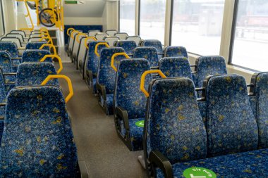 Üzerinde çıkartma olan Sydney vagonu Covid-19 salgını sırasında sosyalleşme mesafesi için koltuklara oturur. Tangara arabası