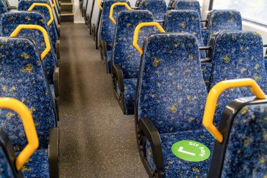 Üzerinde çıkartma olan Sydney vagonu Covid-19 salgını sırasında sosyalleşme mesafesi için koltuklara oturur. Tangara arabası