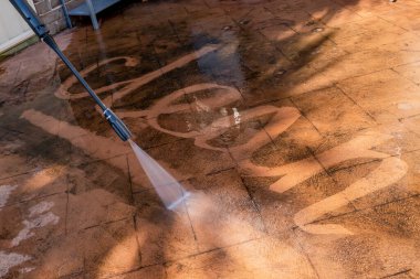 Kirli arka bahçeyi temizleyip karoları basınçlı çamaşır makinesiyle temizliyorum. Bahar temizliği