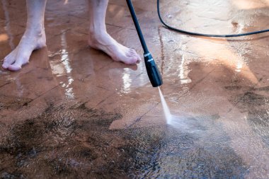 Kirli arka bahçeyi temizleyip karoları basınçlı çamaşır makinesiyle temizliyorum. Bahar temizliği