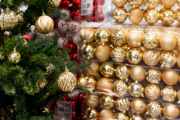 Χρυσή Μπάλες Στολίδι Χριστούγεννα Μπιχλιμπίδια Πλαστικά Κουτιά Χριστουγεννιάτικα Ψώνια Ιστορικό — Φωτογραφία Αρχείου