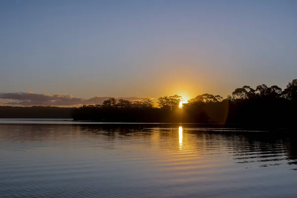 Belo Pôr Sol Lago Tranquilidade Reflexos Água Fundo Natureza — Fotografia de Stock