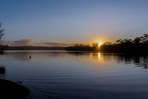 Prachtige Zonsondergang Rustige Meer Waterreflecties Natuur Achtergrond — Stockfoto