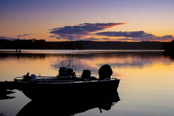 Закат Спокойном Озере Силуэтом Рыболовной Лодки Отражения Воды Потрясающие Природный — стоковое фото