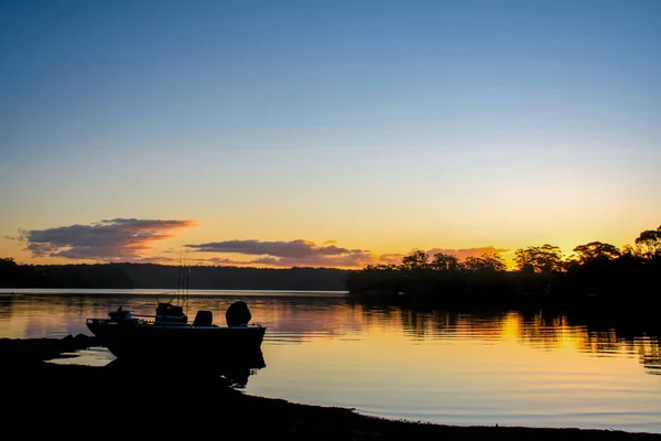 Hermosa Puesta Sol Lago Tranquilidad Con Silueta Del Barco Pesca — Foto de Stock