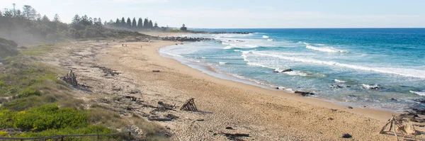 Fale Oceaniczne Białą Pianką Piaszczystą Plażą Słoneczny Dzień Natura Tropikalny — Zdjęcie stockowe