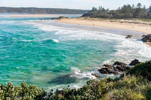 Fale Oceaniczne Białą Pianką Piaszczystą Plażą Słoneczny Dzień Natura Tropikalne — Zdjęcie stockowe