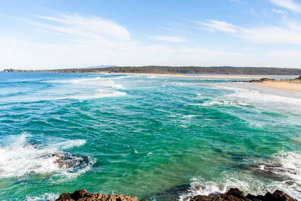 Oceaangolven Met Wit Schuim Zandstrand Een Zonnige Dag Natuur Tropisch — Stockfoto