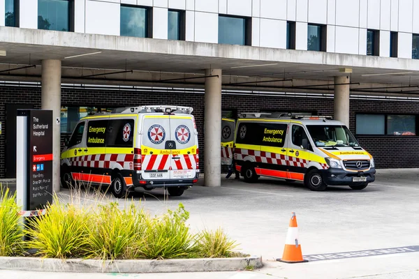 Sydney, Avustralya 10-08-2021 Ambulans aracı Sutherland Hastanesi 'nde bekliyor. Hasta taşıma servisi. Yeni Güney Galler Ambulansı