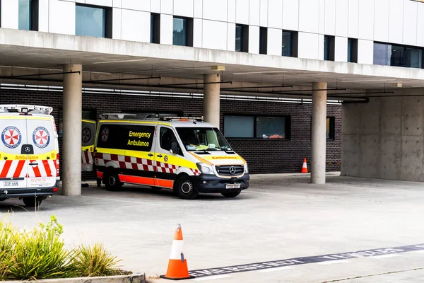Sydney, Avustralya 10-08-2021 Ambulans aracı Sutherland Hastanesi 'nde bekliyor. Hasta taşıma hizmeti