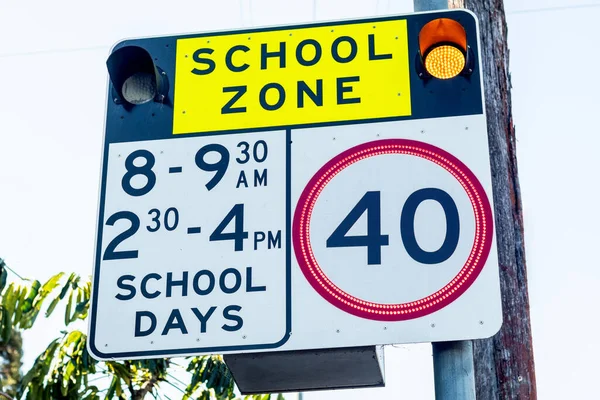 Sinal Estrada Zona Escolar Com Limite Velocidade Durante Antes Depois — Fotografia de Stock