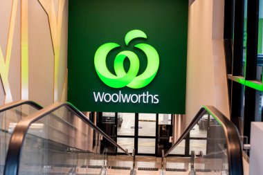 Sydney, Avustralya 2021-11-11 Woolworths süpermarket markasının tabela tahtası. Woolworths, Avustralya 'da bir süpermarket, perakende ve tüketici hizmetleri zinciri.