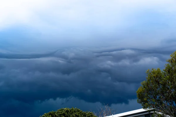 Der Sturm Kommt Gewitterwolken Über Bäumen Und Dächern Heftiger Sintflutartiger — Stockfoto