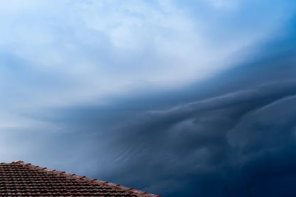 Blíží Bouře Bouřkové Mraky Nad Střechou Silný Přívalový Déšť Záplavy — Stock fotografie