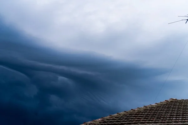 Blíží Bouře Bouřkové Mraky Nad Střechou Silný Přívalový Déšť Záplavy — Stock fotografie