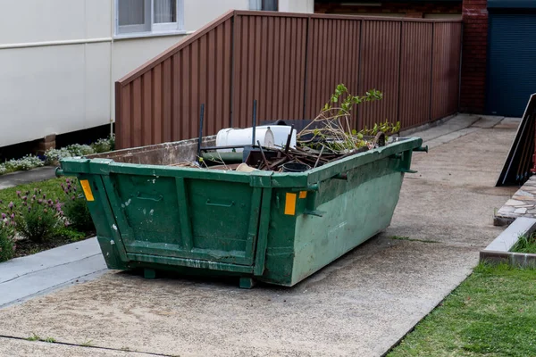 Mülltonne Mit Hausmüll Auf Einem Vorgarten Haus Saniert Sanierungskonzept — Stockfoto