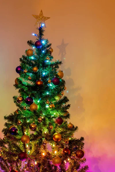 Choinka Rozświetla Się Kolorowymi Lampkami Świątecznymi Pięknym Kolorowym Błyszczącym Tle — Zdjęcie stockowe