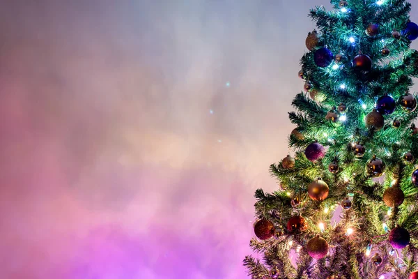 Χριστουγεννιάτικο Δέντρο Ανάψει Πολύχρωμα Χριστουγεννιάτικα Φώτα Όμορφο Πολύχρωμο Λαμπερό Φόντο — Φωτογραφία Αρχείου