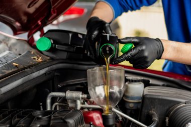 Araba yağını plastik şişeyle değiştirmek. DIY motor yağını değiştir. Araç bakımında. Garaj mekaniği kavramı