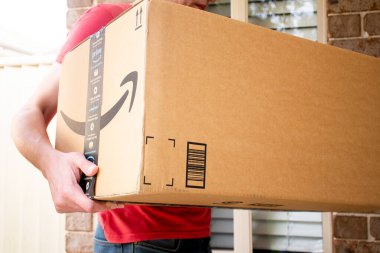 Sydney, Avustralya - 2021-03-08 Amazon ana kutusu bir yerleşim yerinin ön kapısına teslim edildi. Kara Cuma Siber Pazartesi Noel Satışı Günü. Amazon Flex teslimatı
