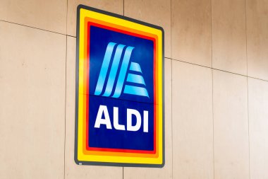 Sydney, Avustralya - 2021-03-10 Aldi süpermarketinin logo işaretli dış görünümü