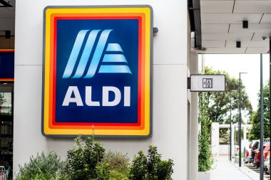 Sydney, Avustralya - 2021-03-10. Logo işaretli Aldi süpermarketinin dış görünümü.