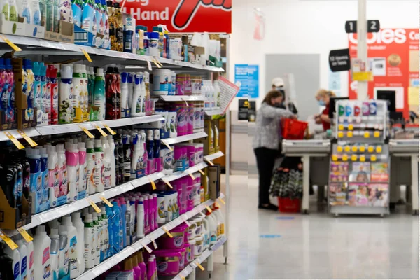 シドニー オーストラリア2021 Covid 19流行中のコルズスーパーマーケットでの洗濯通路 チェックアウト時にメンバーと顧客に物を衝突させる — ストック写真