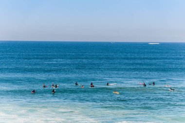  Okyanusta dalgalar bekleyen sörfçüler Cronulla, NSW, Avustralya 'da