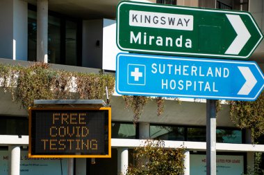  Ücretsiz COVID-19 testi. Caringbah, NSW 'deki Sutherland Hastanesi yakınlarındaki sokakta Coronavirus test kliniği yol tabelası..
