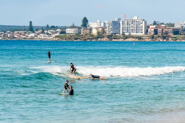 Sydney Ausztrália 2021 Szörfösök Tanulnak Hullámokat Fogni Óceánban Cronulla Nsw — Stock Fotó