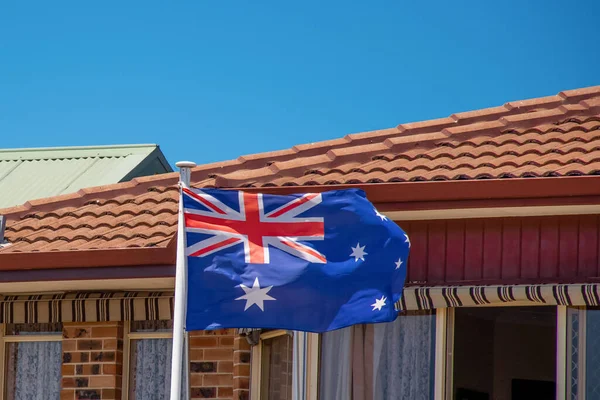 Bandera Australiana Soplando Viento Edificio Resedencial Concepto Celebraciones Del Día —  Fotos de Stock