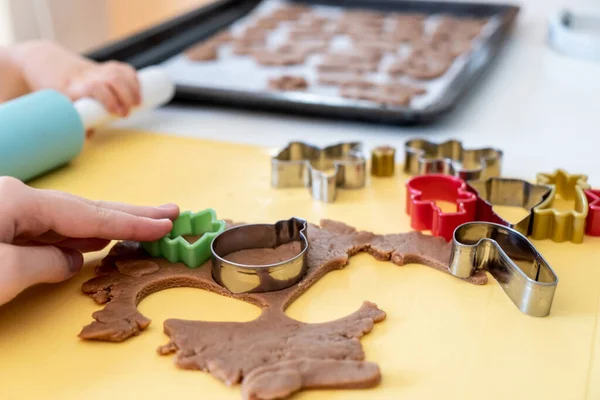 Enfoque Selectivo Niños Haciendo Galletas Jengibre Con Varios Cortadores Galletas — Foto de Stock