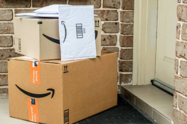 Sydney, Avustralya - 2021-12-03 Amazon ana kutuları ve zarfları bir apartmanın ön kapısına teslim edildi. Kara Cuma Siber Pazartesi Noel Satışı Günü. Amazon Flex teslimatı