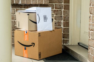 Sydney, Avustralya - 2021-12-03 Amazon ana kutuları ve zarfları bir apartmanın ön kapısına teslim edildi. Kara Cuma Siber Pazartesi Noel Satışı Günü. Amazon Flex teslimatı