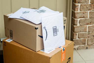 Sydney, Avustralya - 2021-12-03 Amazon ana kutuları ve zarfları bir apartmanın ön kapısına teslim edildi. Kara Cuma Siber Pazartesi Noel Satışı Günü. Amazon Flex teslimatı