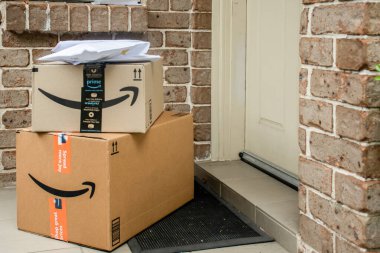 Sydney, Avustralya - 2021-12-03 Amazon ana kutuları ve zarfları bir apartmanın ön kapısına teslim edildi. Kara Cuma Siber Pazartesi Noel Satışı Günü. Amazon Flex teslimatı