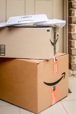 Sydney, Avustralya - 2021-12-03 Amazon ana kutuları ve zarfları bir apartmanın ön kapısına teslim edildi. Kara Cuma Siber Pazartesi Noel Satışı Günü. Amazon Flex teslimatı